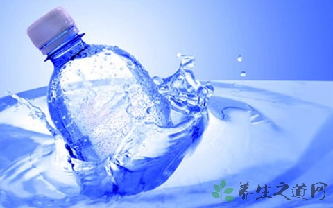 用矿泉水喷脸好吗