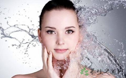用矿泉水喷脸好吗
