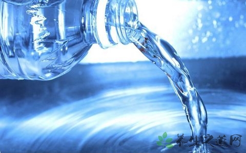 用矿泉水喷脸好吗